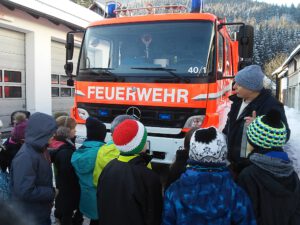 Mehr über den Artikel erfahren Besuch der 3. Klasse bei der Feuerwehr